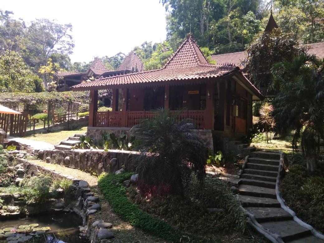Green Valley Resort Bandungan Exterior photo